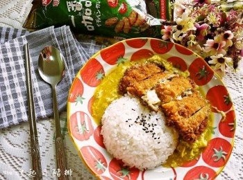 step10: 最後淋上<span class="group_2">咖哩醬</span>汁，擺上豬排，簡簡單單就一餐!無須熬煮醬~真的好方便哦