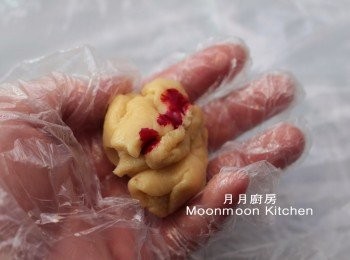step9: 用剩餘之麵糰，加入紅色色膏，搓勻。