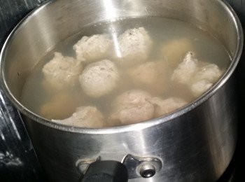 step8: 把肉丸成形, 放進熱水浸至浮起, 再撈起放入冰水降溫增加彈牙口感。
Shape the meatballs, soak them in the hot water until they float. Then soak them in the ice water to enhance the al dente texture.