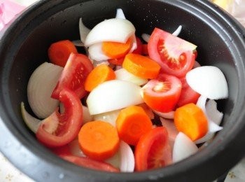 step3: 將所有時蔬(紫山藥除外)鋪在鍋中裡面