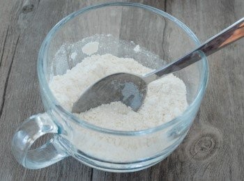 step1: 在杯內先將麵粉、糖和泡打粉拌勻