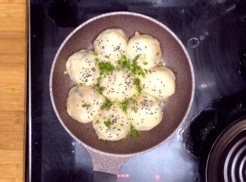 step13: 開蓋灑上黑芝麻和蔥，再焗一點至皮脆即可