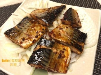 step7: 盤子先鋪上洋蔥絲，再放上鯖魚就完成了