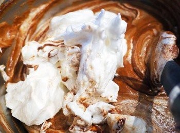 step9: 分3次將蛋白霜混合至巧克力蛋黃糊中，用刮刀輕輕上下攪拌。不能過度攪拌，以免蛋白霜消泡，烤的時候會發不起來，也容易坍塌。