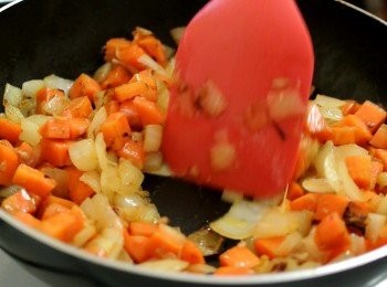 step4: 加2湯匙橄欖油, 落洋蔥及紅蘿蔔, 煮至淋身後拿出