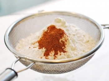 step2: 中盆裡將麵粉、小蘇打粉、泡打粉、鹽及香料過篩備用