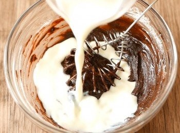 step6: 把牛奶分成2次加入，每次加入後拌勻。