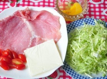 step1: 備料如圖~厚里肌，請肉販切半不要切斷順便拍打變薄..