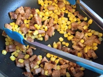 step3: 然後加入粟米粒加入去炒1分鐘