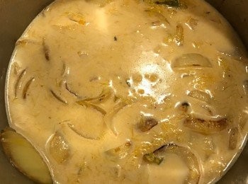 step4: 加入牛奶, 然後加入開水. 用中火煮滾