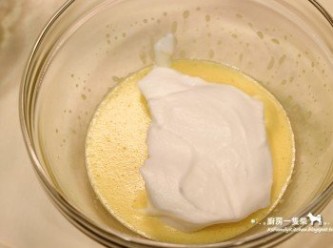 step6: 取1/4蛋白霜拌入步驟2完成的蛋黃糊中混勻。