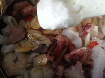 step1: 急凍海鮮解凍後用1茶匙浸水約15分鐘去雪味