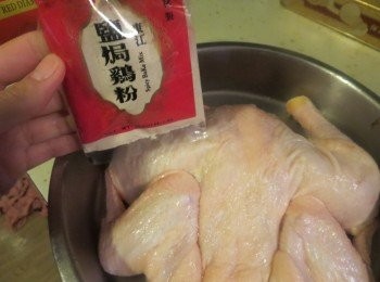 step1: 鸡和调味料捞匀腌1晚.提早1小时拿出来退冷，使鸡肉恢复室温，容易烤熟。加入橄欖油拌勻。（鹽焗雞粉葯材店，超級市場有售）