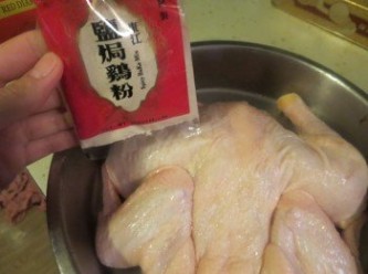 step1: 鸡和调味料捞匀腌1晚.提早1小时拿出来退冷，使鸡肉恢复室温，容易烤熟。加入橄欖油拌勻。（鹽焗雞粉葯材店，超級市場有售）