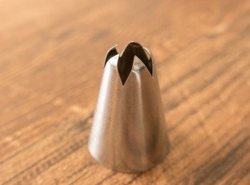 step12: 示範中的玫瑰形<span class="group_2">抹茶味</span>曲奇，是以三能 SN7071 五齒花嘴-1（大）製作（圓徑16.5*圓徑29*41），此份量約做 8 塊，烤焗時間約 11 分鐘。