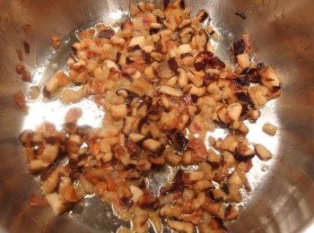 step7: 將油倒入鍋裡加熱,放入蝦米香菇一起爆香再加入豬絞肉拌炒上色,加入鹽及油蔥酥和芝麻香油做調味。