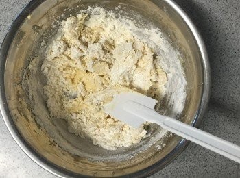 step2: 篩入粉類，跟牛油混合物搓匀。