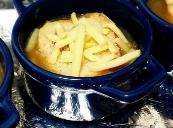 step6: 再灑上芝士碎放進焗爐，直至芝士溶掉並帶金黃。