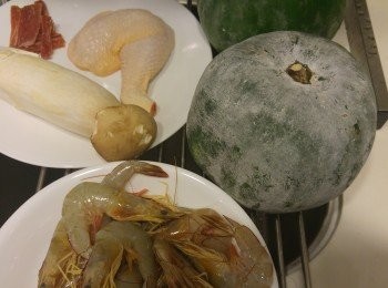 step1: 蝦沖洗乾淨去殼去蝦頭去腸,然後汆一汆水備用，請保留蝦殼和蝦頭備用，菇切粒,雞去皮切粒,請保留雞骨備用， 雞粒用半茶匙鹽醃一醃。