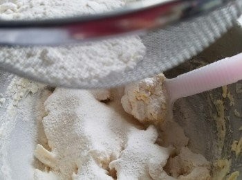 step4: 用篩分段篩入麵粉混合料（包括麵粉，泡打粉，鹽），用蛋糕刮輕手拌勻。隨隨加入鮮奶，輕手拌勻。