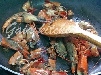 step2: 先爆下蝦頭(材料外，沒有可省略這一步)