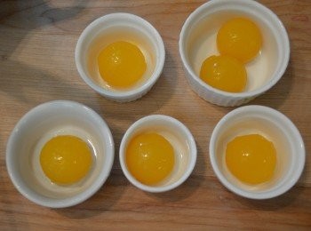 step4: 開始做火龍果饀。將蒟蒻粉和水混合均勻，然後倒入鍋中加糖煮滾，再放入火龍果泥拌勻，熄火放涼1分鐘。