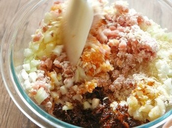 step1: 把免治豬肉、麵包糠、洋蔥、XO 醬、鹽和蛋白拌勻成肉餡備用。