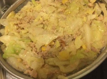 step2: 然後全部一同炒熟和炒軟，加入一湯匙蠔油炒。然後瀝乾水分半小時，備免春卷過濕