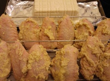 step1: 煎豆腐用廚紙索一索後放在錫紙上,先焗15分鐘後讓水份流水。