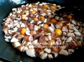 step8: 用中火煮滾後蓋上蓋轉慢火煮5分鐘