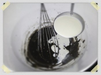 step3: 鮮奶和忌廉以中火加熱，將1/4的熱鮮奶忌廉糊加入黑芝麻糊中，攪拌均勻。