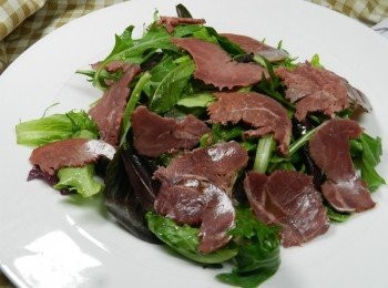 step6: 我選用黑胡椒牛肉，撕片鋪在沙拉上