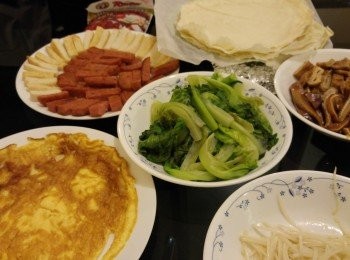 step1: 午餐肉,魚片,蛋皮都要切條,菜和芽菜先炒熟,盡量倒掉水份。