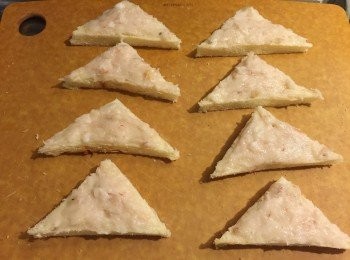 step1: 先將蝦去腸，用1茶匙鹽醃10分鐘，之後用水沖洗乾淨，用廚房紙巾吸乾水份；