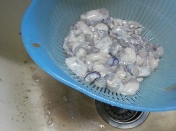 step3: 用筲箕裝起不停轉圈,轉出污糟物質,再沖洗乾淨