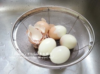 step4: 蓋上蓋用中火煮15分鐘至熟透 , 盛起用水沖一沖洗 , 待涼後去殼備用