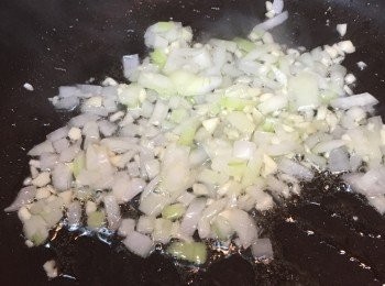 step4: 燒熱油鑊，爆香蒜蓉及洋蔥至半透明。