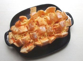 step4: 依序將乳酪絲塞入吐司每個格子縫裡...再加入火腿。