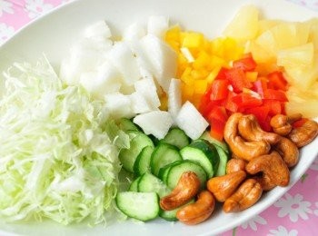 step2: 另外準備高麗菜絲、山藥丁、彩椒丁、小黃瓜片、鳳梨片、腰果等蔬果