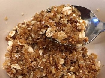 step4: 用冰凍麵團的時間，準備餡料，杏仁、無花果乾用攪拌機打碎，拌入花蜜備用，