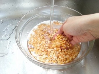 step1: 馬豆放入大碗內用水沖洗幾次至水變得清晰 , 浸水1小時