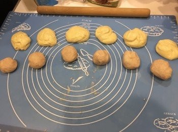 step4: 將兩個麵糰分別分開6份。