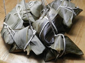 step7: 粽子包好後，就可以入電鍋，外鍋2杯半的水蒸熟就可以囉!!!