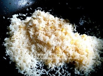 step5: 原鑊加入薑粒及白米拌勻炒至米乾身後 , 盛起放入飯煲內