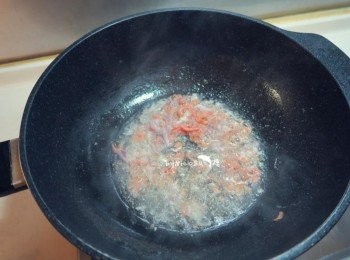 step3: 紅蔥頭蝦米爆香.加入胡椒粉