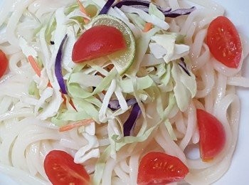 step6: 放烏冬放入碟中，再加入椰菜絲及車尼茄。