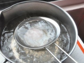 step2: 備一鍋滾水，將雞蛋打入小網瓢中，以免蛋經滾煮四處散開，大約滾煮至蛋白由透明變白後２０秒撈起