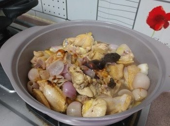 step4: 下水及<span class="group_3">調味汁料</span>， 水量要幾乎蓋過材料
（水量請安鍋具的鎖水度自行調節）， 煮滾後蓋上鍋蓋慢火炆煮10分鐘