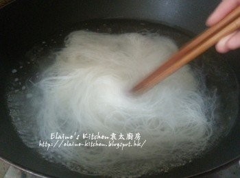 step3: 燒滾水 , 放入米粉煮至鬆散軟身盛起瀝乾水份