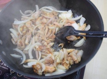 step3: 燒油下鑊炒香雞肉，洋蔥及椰菜，再下粉絲炒香